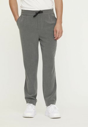 Pantalons de jogging rayés gris avec une taille élastique et un cordon de serrage ajustable, dotés de poches latérales et d'une coupe décontractée.