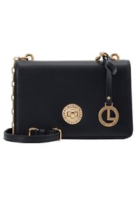 Námořnická modrá kožená crossbody taška s texturovaným povrchem, zlatým kováním, logem ve formě medaile a odnímatelným popruhem. Obdélníkový tvar s uzavíráním na zip.