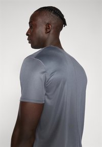 ASICS CORE TOP - Sports T-shirts - carrier grey