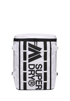 Weiße rechteckige Kühltasche mit schwarzem Reißverschluss und fettem schwarzem "Superdry" Logo und Design auf der Vorderseite.