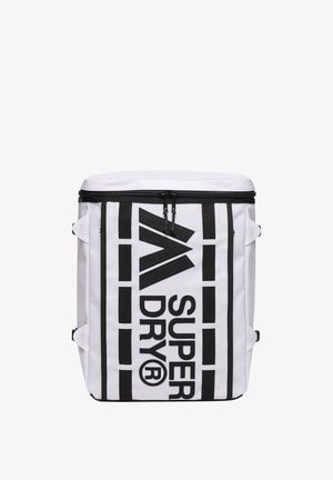 Weiße rechteckige Kühltasche mit schwarzem Reißverschluss und fettem schwarzem "Superdry" Logo und Design auf der Vorderseite.