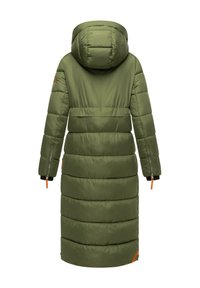 Lange gewatteerde jas in olijfgroen, met een capuchon, horizontale quilted ontwerpen en oranje ritsaccenten op de mouwen.