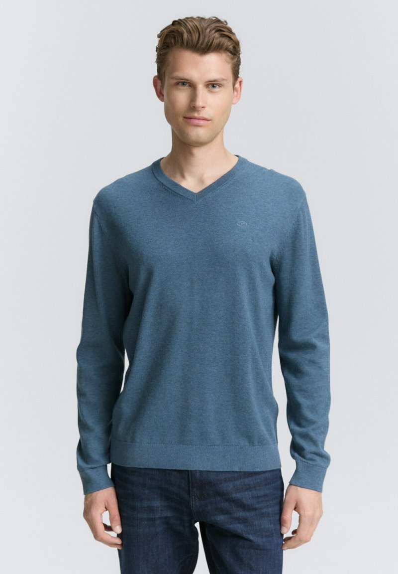 V-Ausschnitt-Pullover in einem mittleren Blauton, aus weichem Stoff mit langen Ärmeln. Mit einem gerippten Saum und Bündchen versehen, ergänzt durch ein dezentes Logodetail.