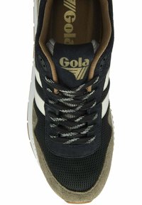 Schwarz-brauner Sportsschuh mit einem Mesh-Obermaterial, Wildlederakzenten, zwei weißen Streifen und einer strukturierten Gummisohle mit einem gemusterten Schnürsystem.