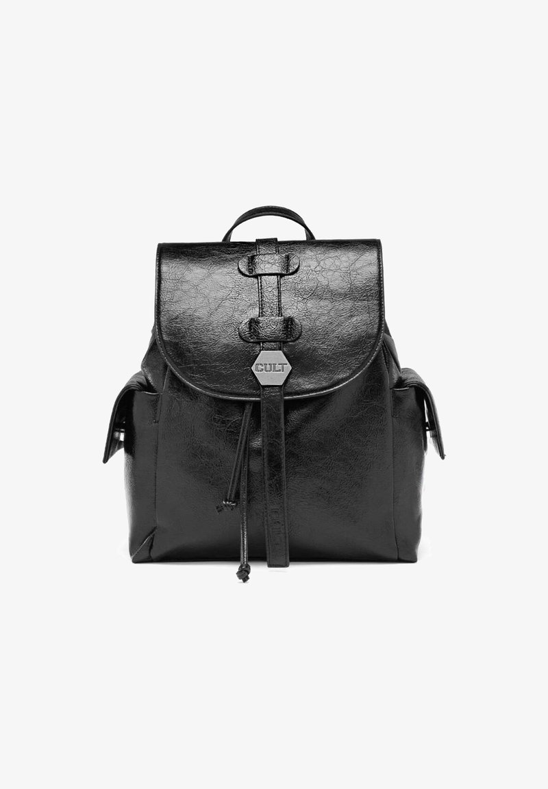 Zaino in ecopelle nera con un coperchio arrotondato, chiusura con coulisse regolabile e un'accento a logo esagonale sul fronte. Presenta tasche laterali.