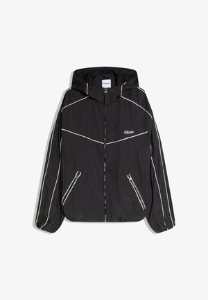 Zwarte windjack met capuchon, witte bies, ritssluiting aan de voorkant, twee ritssluitingen en elastische manchetten, met het merk "BERSHKA" aan de binnenzijde van de kraag.