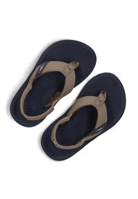 Bruine en marineblauwe flip-flops met een gestructureerde voetbed, brede banden en een witte outsole. Heeft een logo op de band en is gemaakt van synthetisch materiaal.