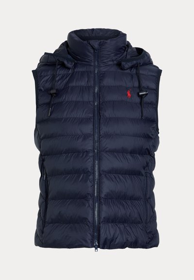 Marineblauwe doorgestikte mouwloze bodywarmer met hoge kraag, ritssluiting aan de voorkant, verstelbare capuchon en rood geborduurd logo op de borst.