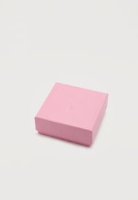 Μικρό ροζ κουτί δώρου με ανάγλυφο κυκλικό σχέδιο στο καπάκι, τοποθετημένο σε απλό λευκό φόντο.