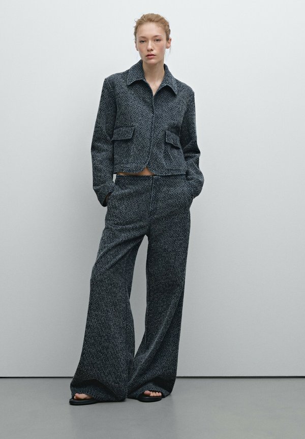 WIDE-LEG WITH PLEAT DETAIL - Trousers