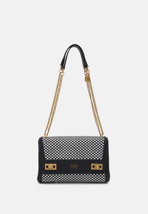 Sac à bandoulière à carreaux noirs et blancs avec une chaîne dorée, des détails en cuir noir et une quincaillerie dorée estampillée "GUESS EST 1981".