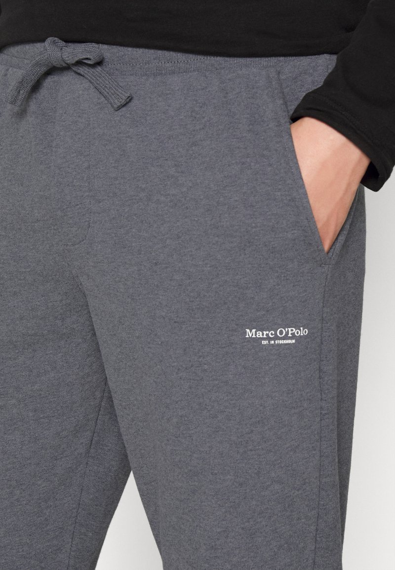 Herren Trainingsanzüge | Marc O'Polo PANTS FRONT AND BACK POCKETS Jogginghose nordic grey melange/dunkelgrau-meliert - VW52674 Herren Trainingsanzüge | Marc O'Polo PANTS FRONT AND BACK POCKETS Jogginghose nordic grey melange/dunkelgrau-meliert - VW52674