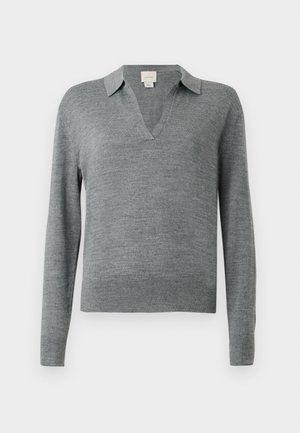 Sivi pleteni pulover s V-izrezom i kragnom. Ima duge rukave i ravni rub. Mekana textura s glatkom završnicom.