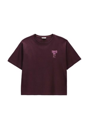 Ciemnofioletowy krótki T-shirt z krótkimi rękawami i małym różowym tekstem "Tokyo Mode" oraz kreskówkową grafiką na górnej lewej części klatki piersiowej.