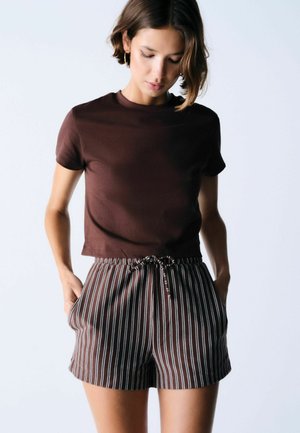 THE SET 2 PIECE SET - Shorts - brown stripe