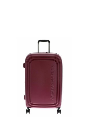 Valigia rigida color bordeaux con quattro ruote e manico telescopico estensibile, con "MANDARINA DUCK" in rilievo sul davanti.