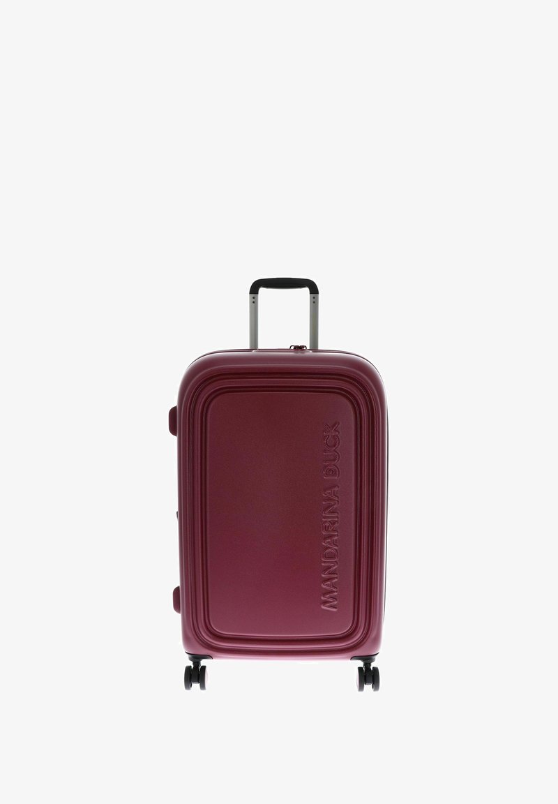 Valise rigide bordeaux avec quatre roues et une poignée télescopique extensible, arborant le logo "MANDARINA DUCK" embossé sur le devant.