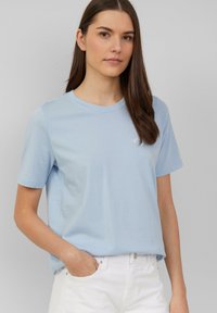 Lichtblauw katoen t-shirt met korte mouwen en een ronde halslijn, met geborduurde detaillering op de borst en een ontspannen pasvorm.