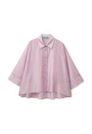 Chemise oversize violet clair avec manches larges, col pointu et ourlet arrière légèrement plus long.