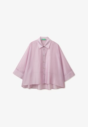 Camicia oversize viola chiaro con maniche larghe, colletto appuntito e orlo posteriore leggermente più lungo.