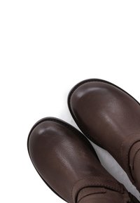 Smeđe kožne čizme s zaobljenim prstima, glatkom teksturom i šivanim detaljima. Dizajn uključuje sigurnu traku preko skočnog zgloba.