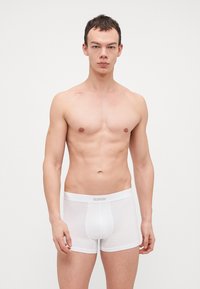 Weiße Sloggi-Boxershorts mit weicher Textur, elastischem Bund und minimalistischem Design, das einen zentralen Frontbereich für den Pouch aufweist.