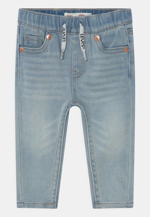 Jasnoniebieskie jeansy dla malucha z elastycznym pasem, sznurkiem z logo Levi’s, przednimi kieszeniami i detalami z miedzianymi nitami, wyeksponowane na jednolitym tle.