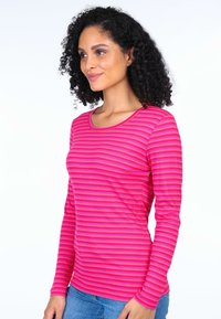 Langärmliges Shirt in pink und hellpink gestreift, aus geripptem Stoff gefertigt. Hat einen runden Halsausschnitt und eine figurbetonte Silhouette.