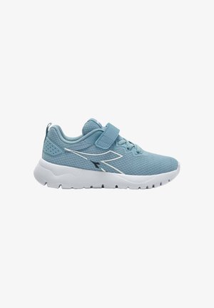 Scarpa da ginnastica azzurro chiaro con suola bianca spessa, lacci e chiusura in velcro, vista lateralmente su sfondo bianco.
