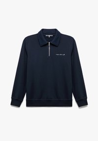 Granatowy polarowy sweatshirt z zamkiem przy kołnierzu, długimi rękawami i małym białym logo w stylu pisma na piersi. Miękka, teksturowana tkanina.