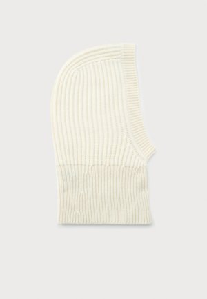 Balaclava de malha canelada de cor creme, com topo arredondado e área facial aberta, disposta em plano sobre um fundo branco.