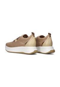 Lichtbruine gebreide sneakers met een gestructureerde afwerking, voorzien van een beige accent en een witte platformzool met een rubberen ondergrond.