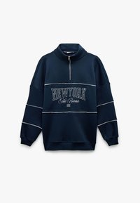 Granatowy sweatshirt z kołnierzykiem na pół-zamek, białymi poziomymi paskami i napisem "NEWYORK The Bronx 2002" wydrukowanym w kontrastującej czcionce. Miękka faktura materiału.