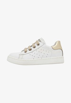 Witte sneakers met een gladde leren bovenkant, gouden accenten op de hak, geperforeerd ontwerp aan de zijkant en beige veters. Rubberen zool voor grip.