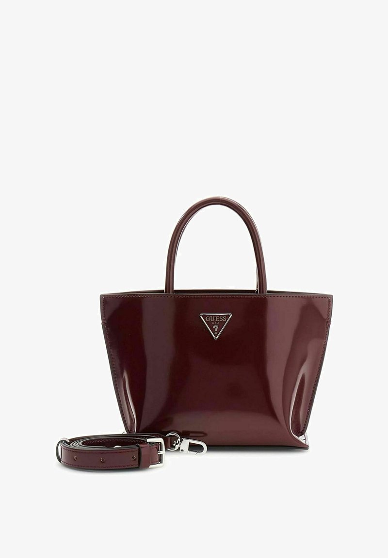 Bordeaux rode lakleren handtas met twee handvatten, een zilverkleurige logoplaat en een afneembare schouderriem. Gladde textuur, gestructureerde vorm.