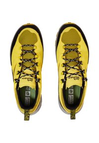 Scarpe da trekking gialle con tomaia in rete testurizzata, dettagli neri e lacci a fantasia. Suola grigia chiara e un pratico gancio per il tallone rinforzato.