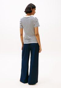 Tommy Hilfiger KNOT BOAT TEE - Basic T-shirt - calico/dark night navy