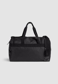 Bolsa de deporte negra hecha de un tejido duradero con una textura suave, que cuenta con dos asas, un bolsillo de malla lateral y un cierre de cremallera.