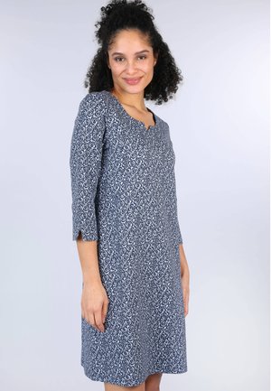 Blaues Kleid mit weißen Blumenmustern, Rundhalsausschnitt, Dreiviertelärmel und lockerer Passform. Weicher Stoff mit leichtem Glanz.