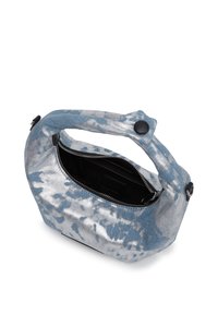 Srebrna i niebieska torebka w wzory o zaokrąglonym kształcie, z teksturowanym wykończeniem, górną rączką i zamknięciem na zamek. Czarne wykończenie wnętrza z kieszonką.