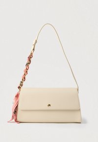 Sac à main en cuir végan beige avec une bandoulière tressée amovible rose et à motif. Il présente une fermeture à rabat et un accent logo doré.
