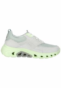 Sneaker atletica grigia chiara con accenti in mesh e suola verde menta. Presenta fori circolari sulla suola e lacci a contrasto.