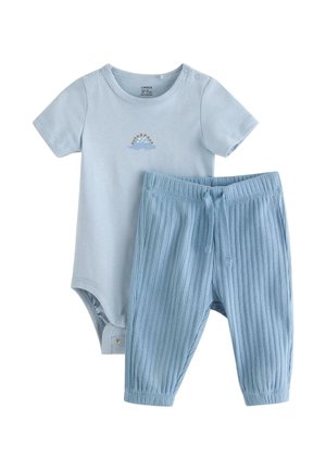 Vaaleansininen vauvan body, jossa on pieni dinosauruskuvio, yhdistettynä resorineulottuihin sinisiin housuihin, joissa on nyöriväljitys.