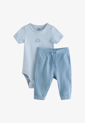 Body azzurro chiaro per neonati con una piccola grafica di dinosauro abbinato a pantaloni di maglia blu a coste con vita con coulisse.