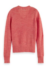 Suéter de punto en color coral con cuello redondo, puños y dobladillo acanalados. Presenta un patrón texturizado y mangas largas.