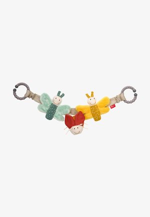 Giocattolo per bambini in morbido tessuto con tre farfalline nei colori verde, giallo e rosso, dotate di faccine sorridenti e un anello di attacco grigio.