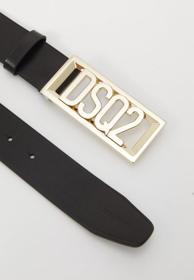 Curea din piele neagră, cu o cataramă rectangulară mare din aur, pe care este gravat "DSQ2". Catarama are un finisaj lucios și o formă bine definită.