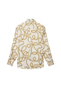 Camicia bianca con motivo a catena dorata; presenta maniche lunghe e colletto; tessuto liscio con vestibilità comoda.