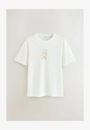 Cremefarvet bomuld T-shirt med korte ærmer, prydet med et gyldent grafisk design med teksten "GOLDEN REVERIE" og et regnbuemotiv på forsiden.