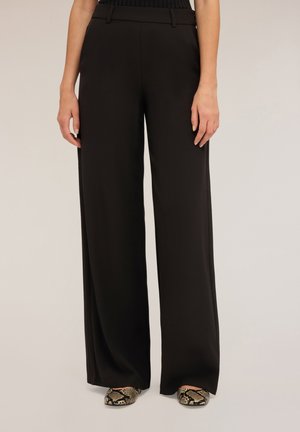 Zwarte wijde broek met een gladde stof, voorzien van een aansluitende taille en verticale naden, gecombineerd met slangenprint ballerina's.